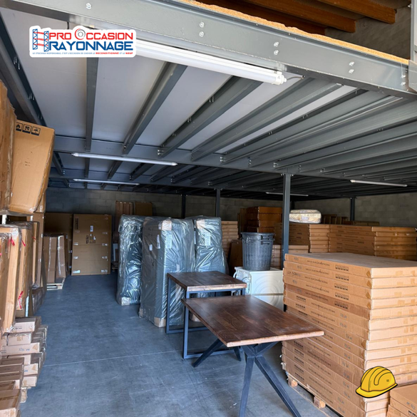 Mezzanine industrielle grise d'occasion – 142,7 m²